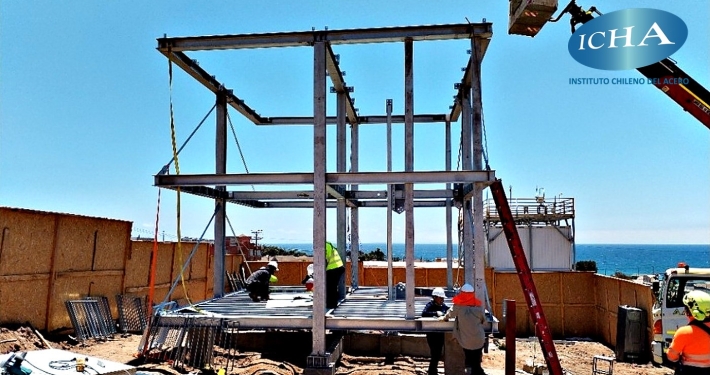 Montaje de estructura de acero del prototipo de vivienda industrializada AceroLAB en Antofagasta (Desafío MODhabitar). Fotografía: Alianza AceroLAB
