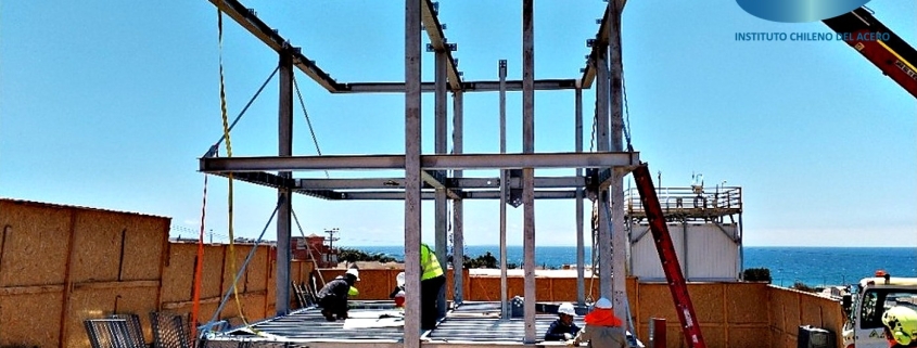 Montaje de estructura de acero del prototipo de vivienda industrializada AceroLAB en Antofagasta (Desafío MODhabitar). Fotografía: Alianza AceroLAB