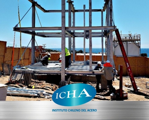 “Montaje de estructura de acero del prototipo de vivienda industrializada AceroLAB en Antofagasta. Fotografía: Alianza AceroLAB.”