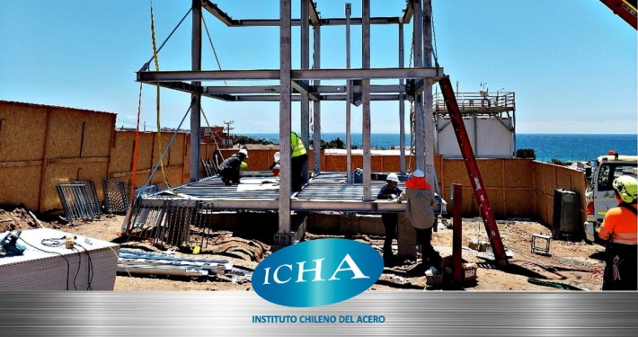 “Montaje de estructura de acero del prototipo de vivienda industrializada AceroLAB en Antofagasta. Fotografía: Alianza AceroLAB.”