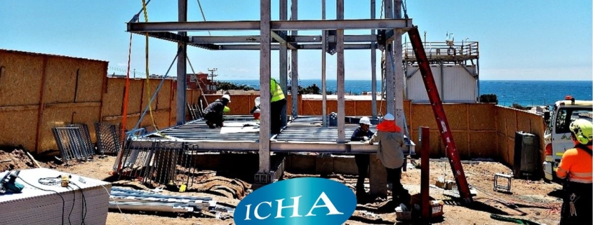 “Montaje de estructura de acero del prototipo de vivienda industrializada AceroLAB en Antofagasta. Fotografía: Alianza AceroLAB.”