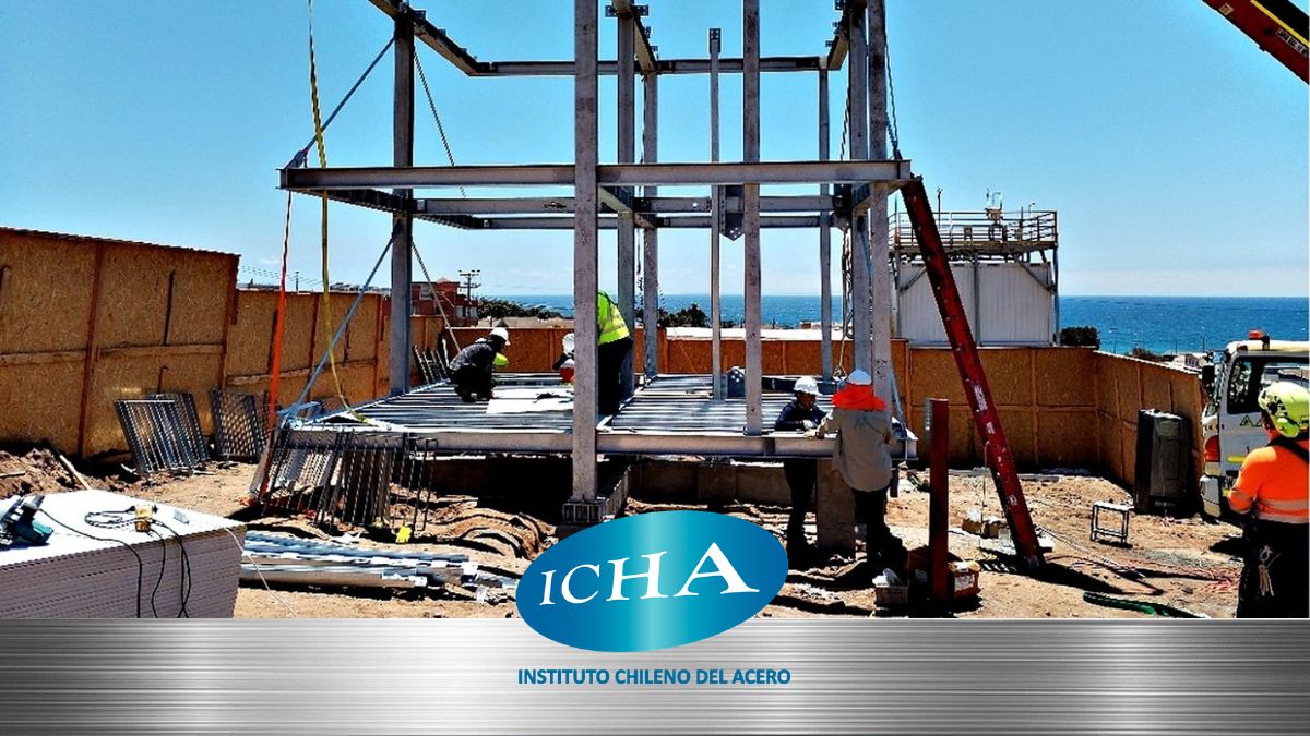 “Montaje de estructura de acero del prototipo de vivienda industrializada AceroLAB en Antofagasta. Fotografía: Alianza AceroLAB.”